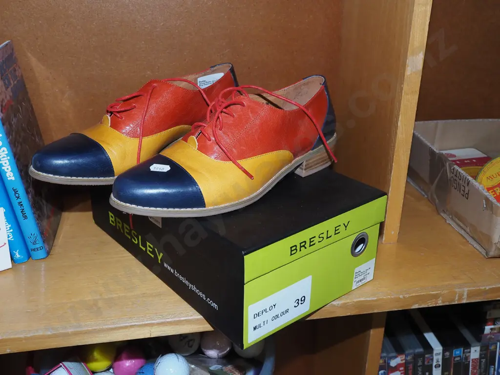 pair of as new Bresley size 6 (39) woman's shoes Image 1++