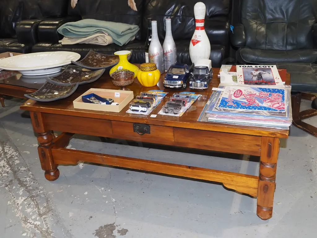 solid pine turned leg coffee table H470 W1220 D760 Image 1++