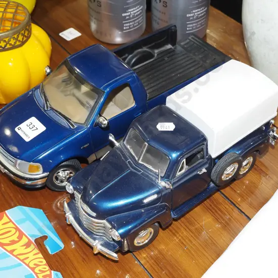 2x diecast trucks - Chevrolet '53 pick up, Ford F150 pick up