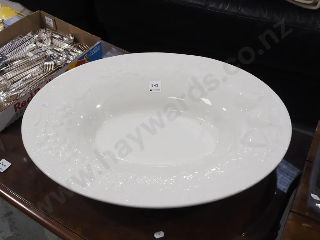 large white fruit embossed serving bowl W520 Image 1++