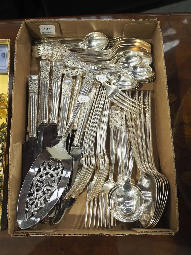 box of cutlery Image 1++