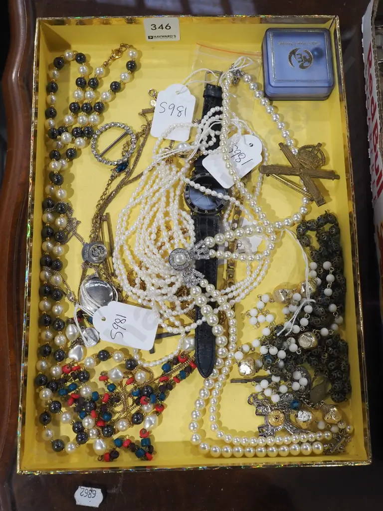 box of costume jewellery Image 1++