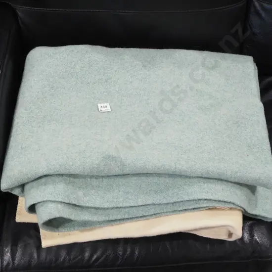 2x woollen blankets
