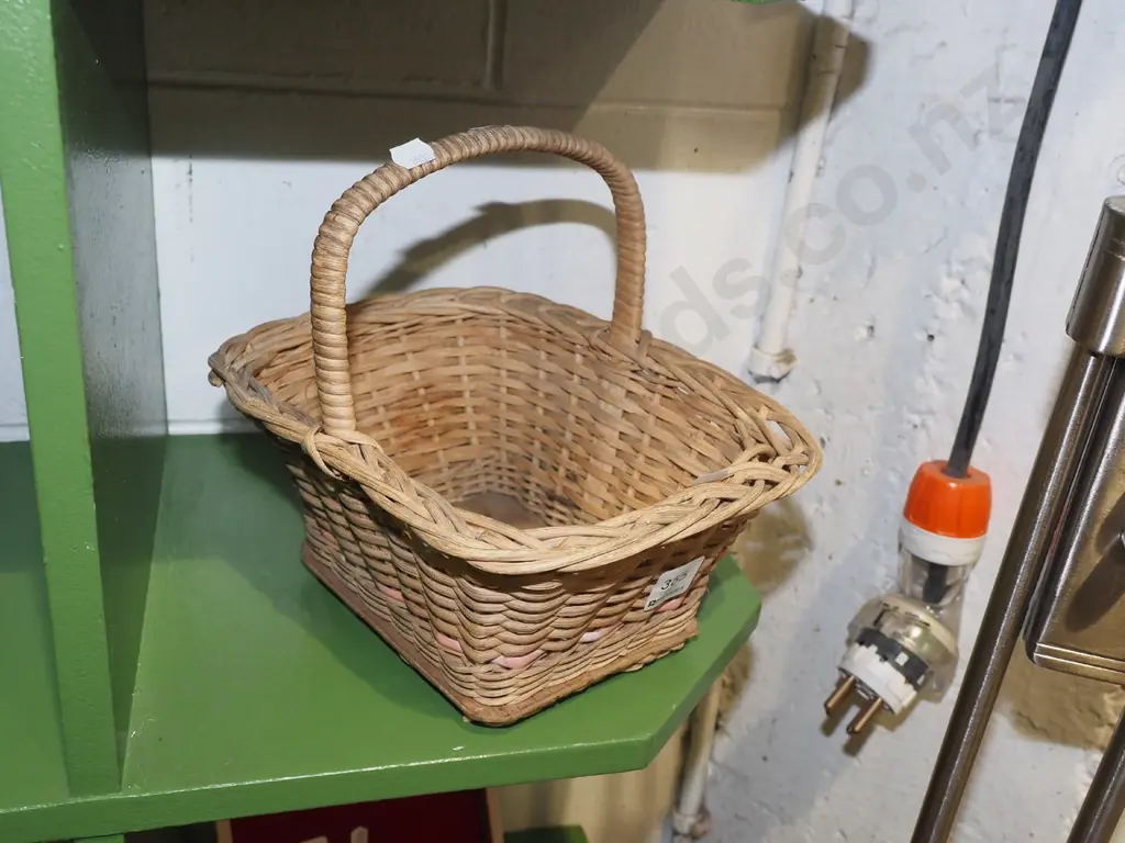 small cane basket W250 Image 1++