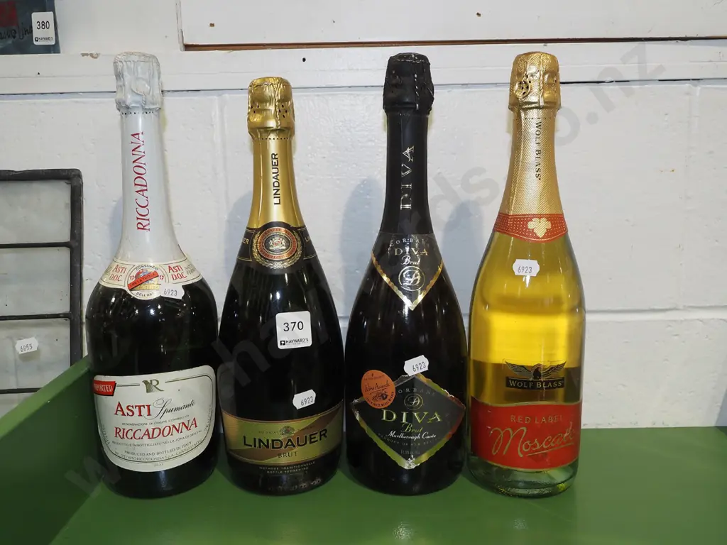4x bottles of bubbly wine Image 1++