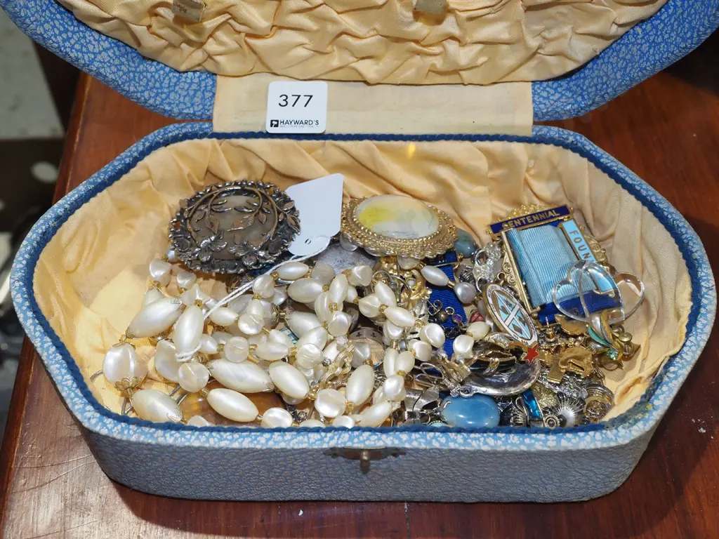 small jewellery and costume jewellery Image 1++