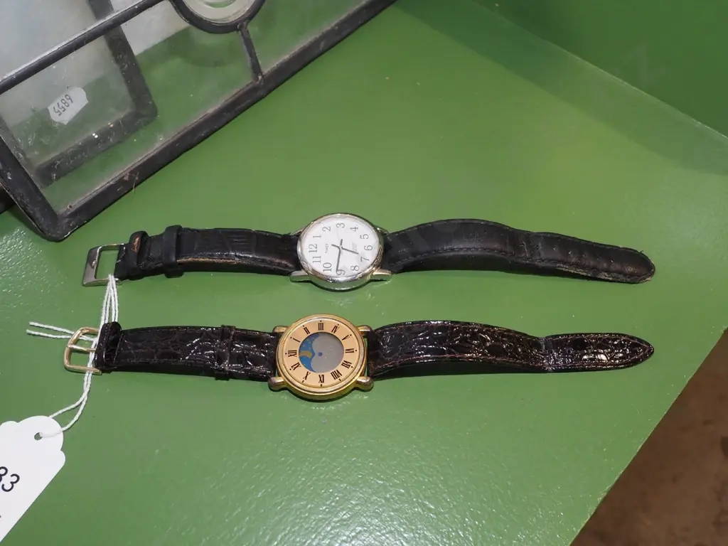 2x wristwatches   Image 1++