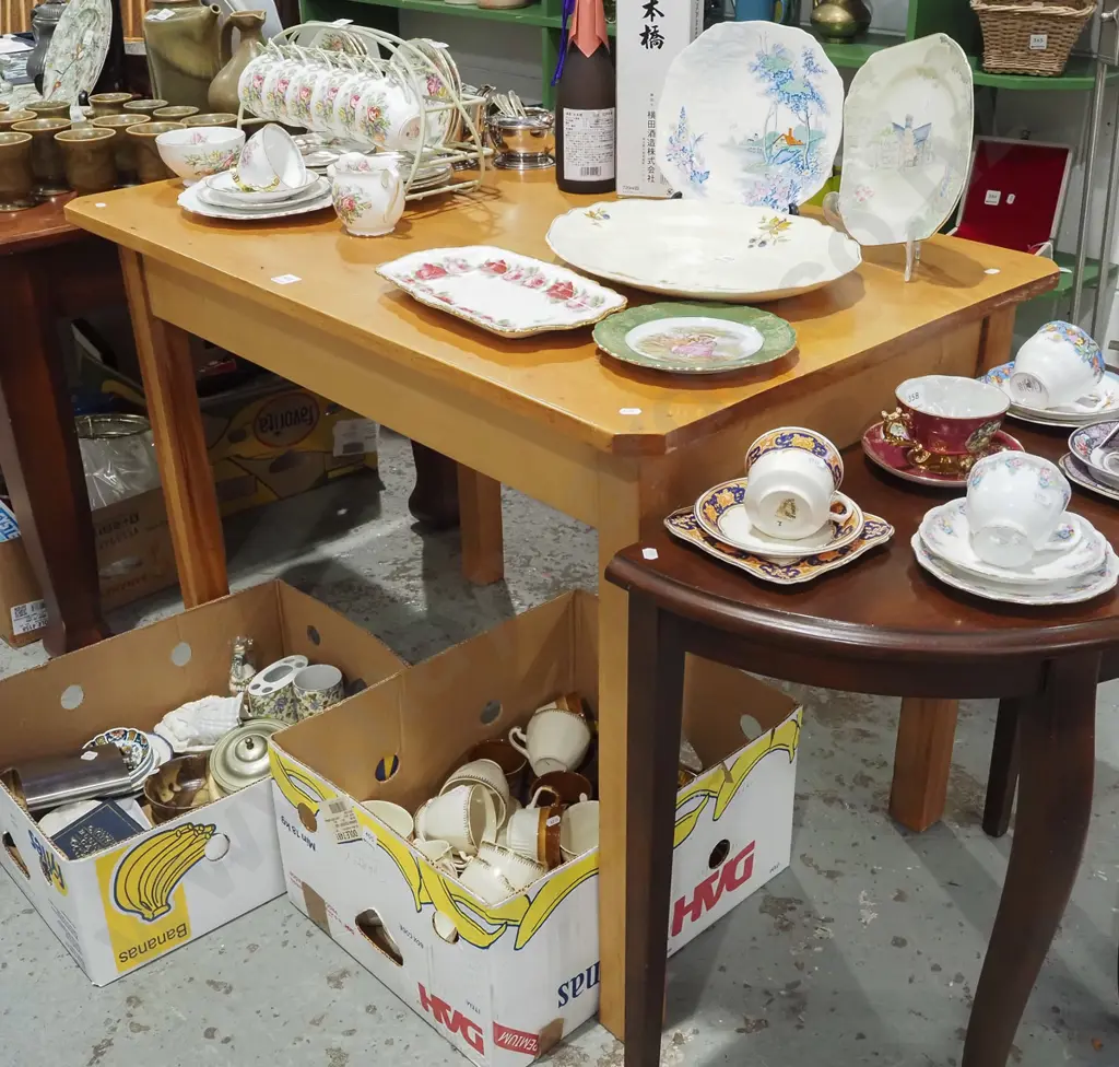 solid rimu table H760 W1060 D675 Image 1++