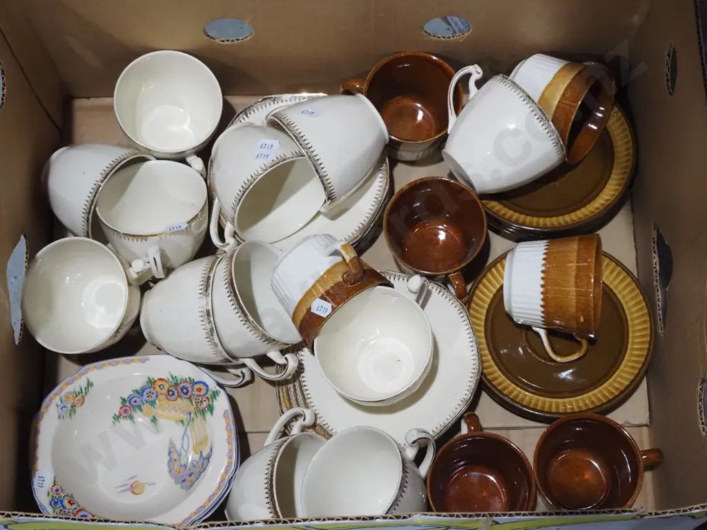 box; Crown Lynn cups and saucers, Maddock sweet dishes etc Image 1++