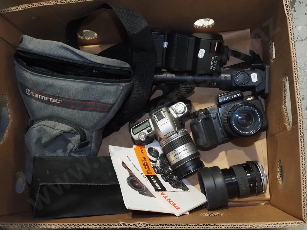 box; cameras, flashes, lenses etc Image 1++