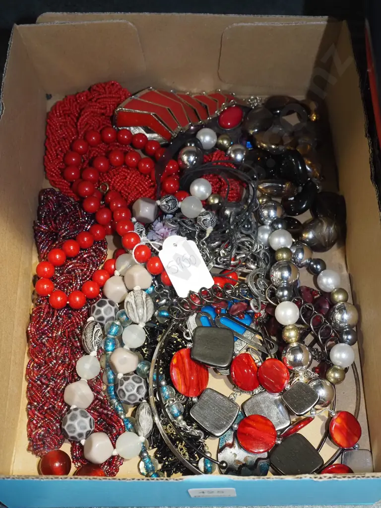 box of costume jewellery Image 1++