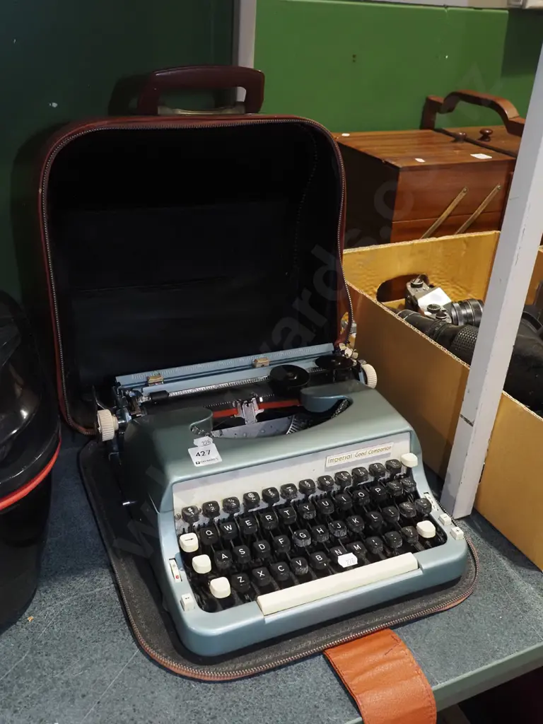Imperial portable typewritwer Image 1++