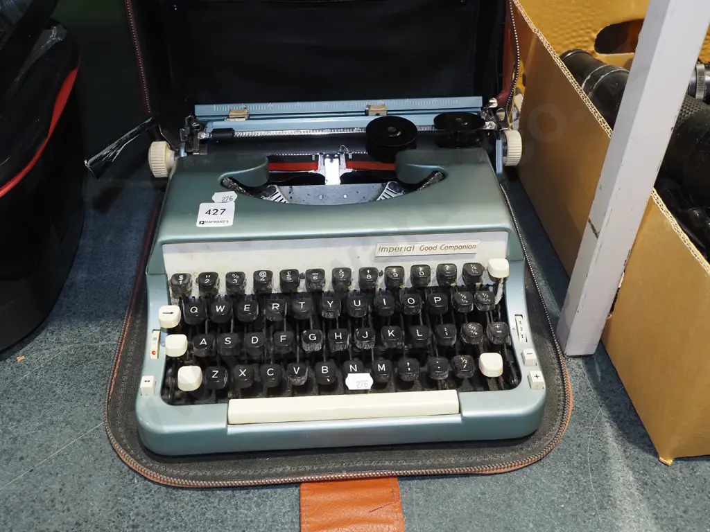 Imperial portable typewritwer Image 1++