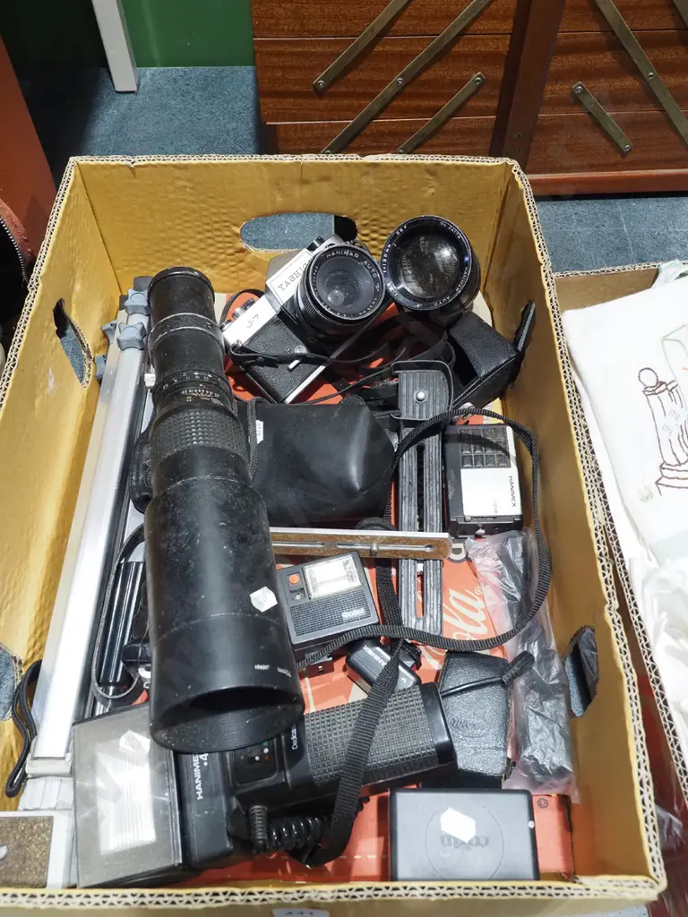 box; camera equipment; Yoshika camera, lenses, flashes - etc dusty and mould to lenses Image 1++