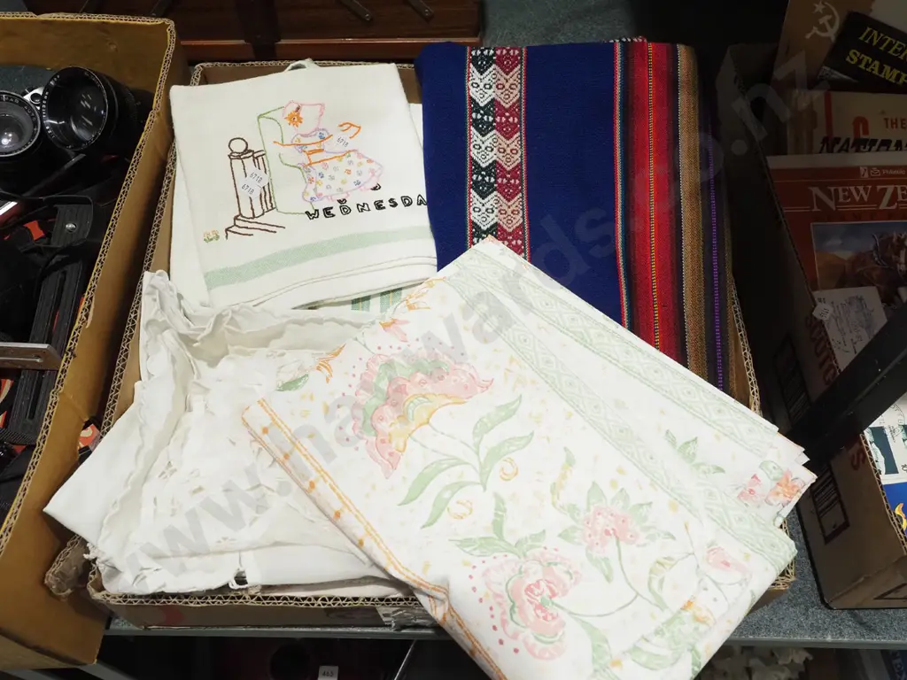 box; hand worked linen, tablecloths, napkins etc Image 1++