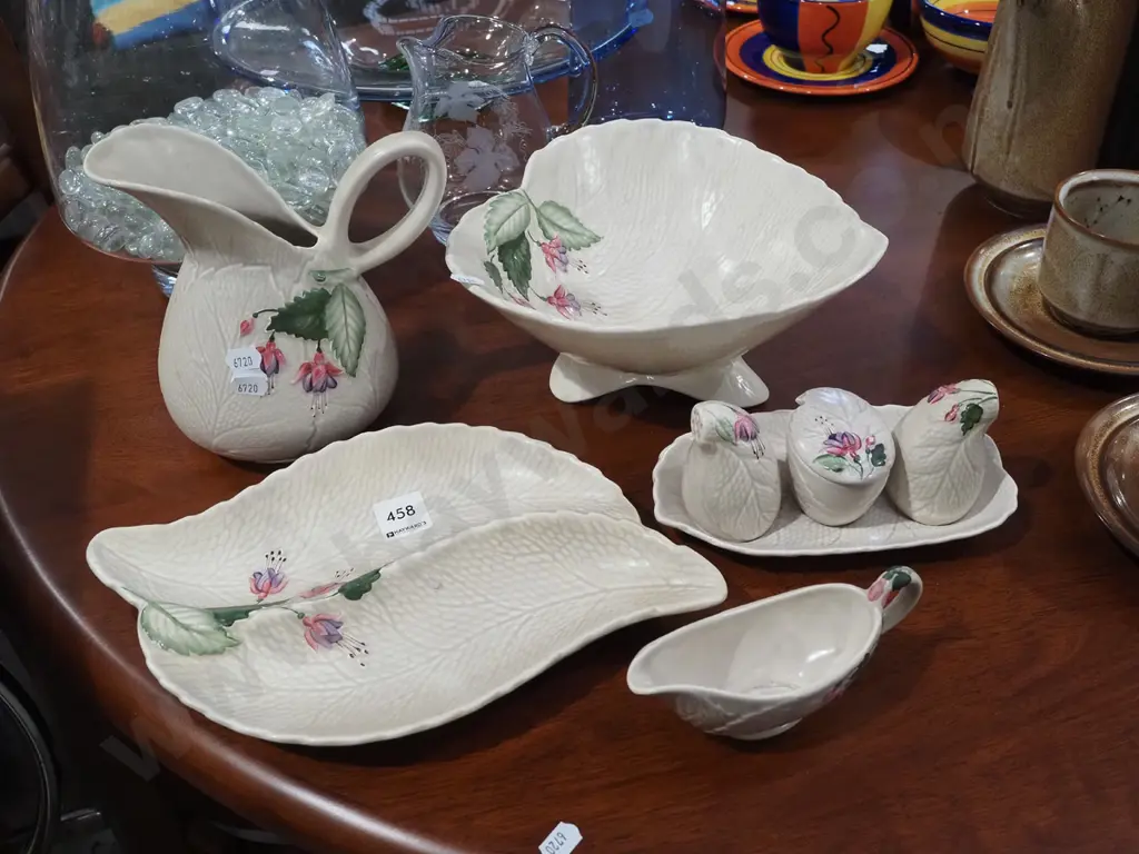 Corwn Devon leaf dish, bowl, jug etc Image 1++