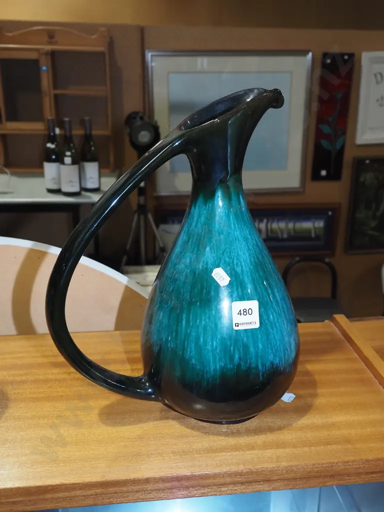 Blue Mountain ewer vase H320 Image 1++