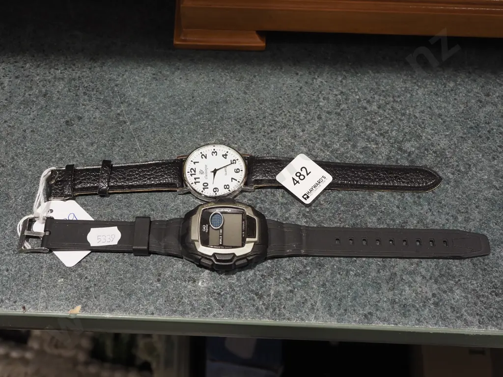 2x wristwatches   Image 1++
