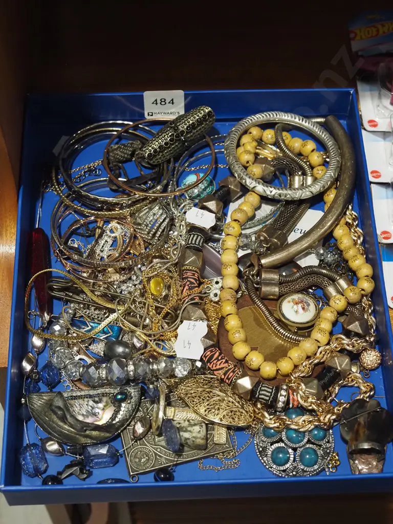 tray of costume jewellery Image 1++