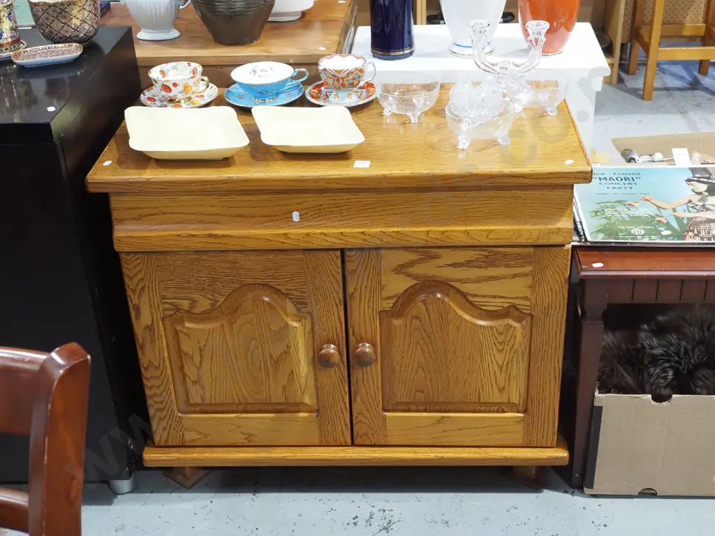oak 2 door 1 drawer cupboard H720 W830 D410 Image 1++