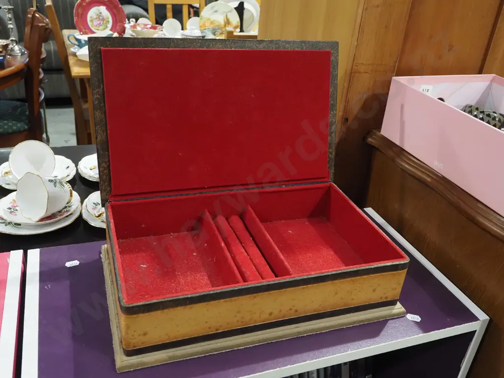 leather-covered jewellery box with floral decoration on top W355 Image 1++