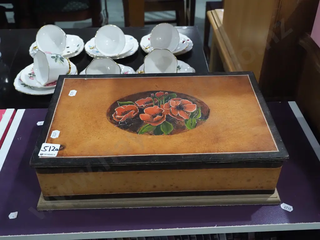 leather-covered jewellery box with floral decoration on top W355 Image 1++