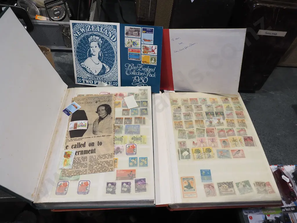 2x stamp albums  Image 1++