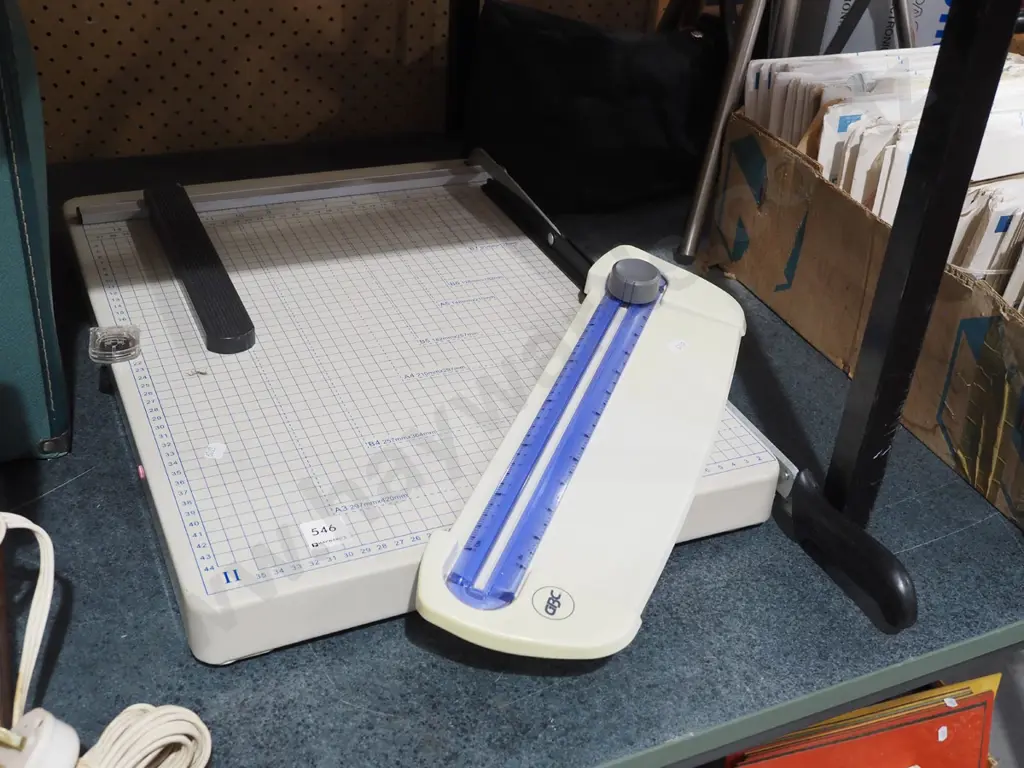 guillotine, card cutting board Image 1++