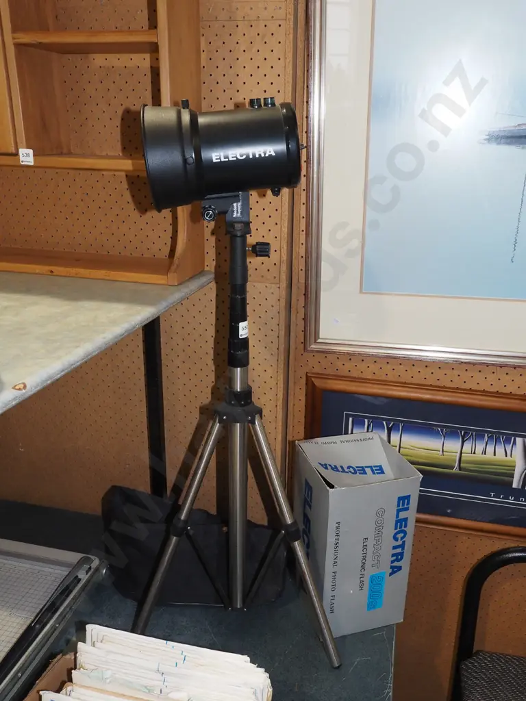 Electra photography flash on tripod stand with box and bag Image 1++