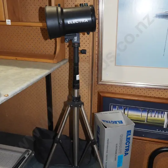 Electra photography flash on tripod stand with box and bag