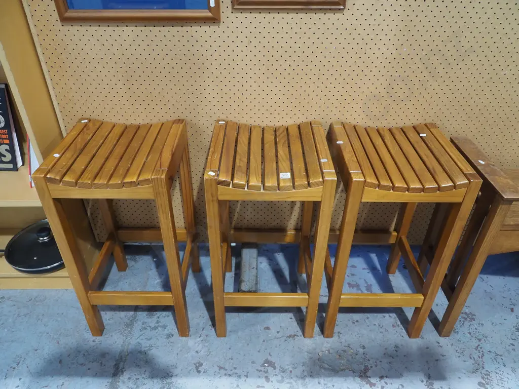 3x pine bar stools Image 1++