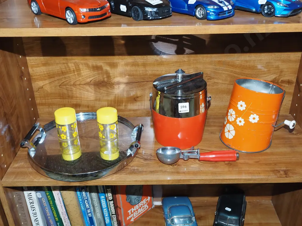 shelf; ice bucket, flour sifter etc Image 1++