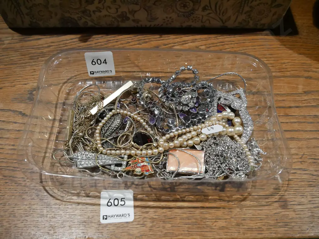 tray of costume jewellery Image 1++