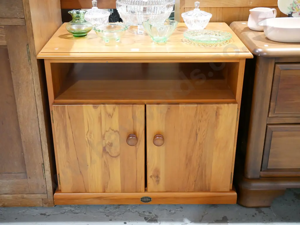 rimu 2 door entertainment unit H620 W700 D450 Image 1++