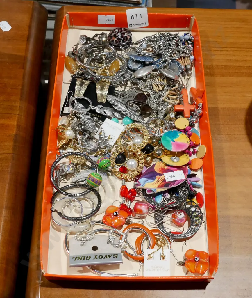 tray of costume jewellery Image 1++