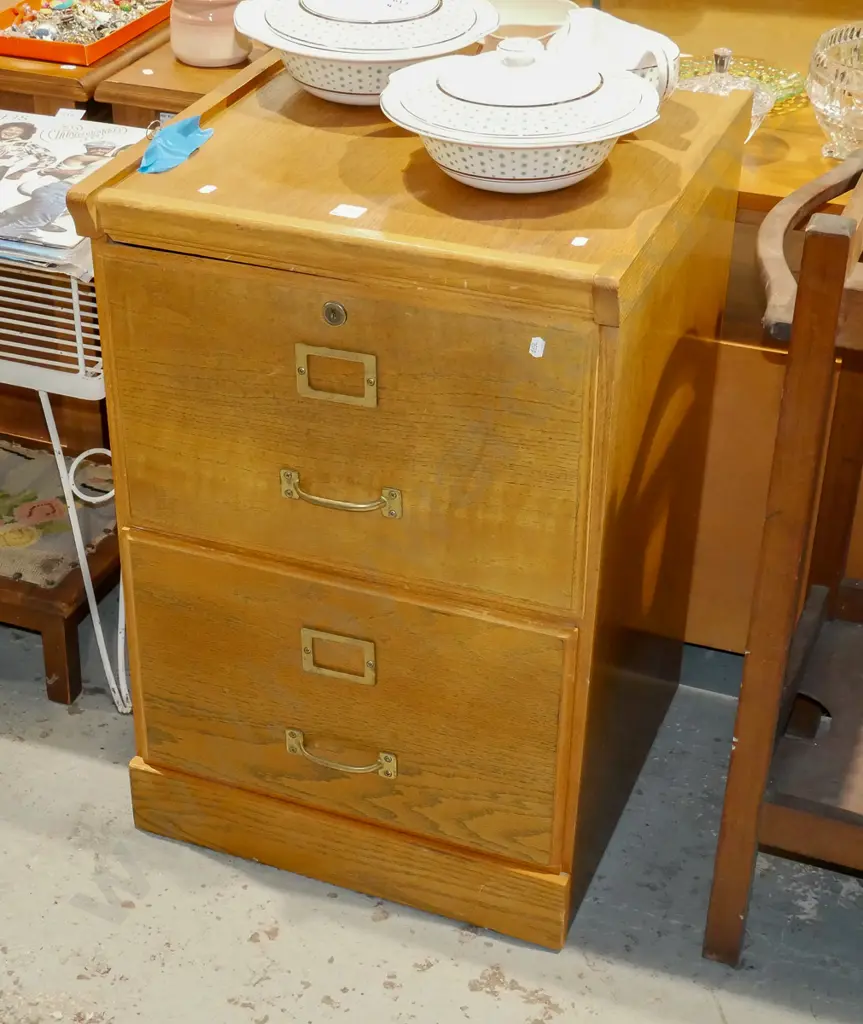 2 drawer oak filing cabinet - key in office Image 1++
