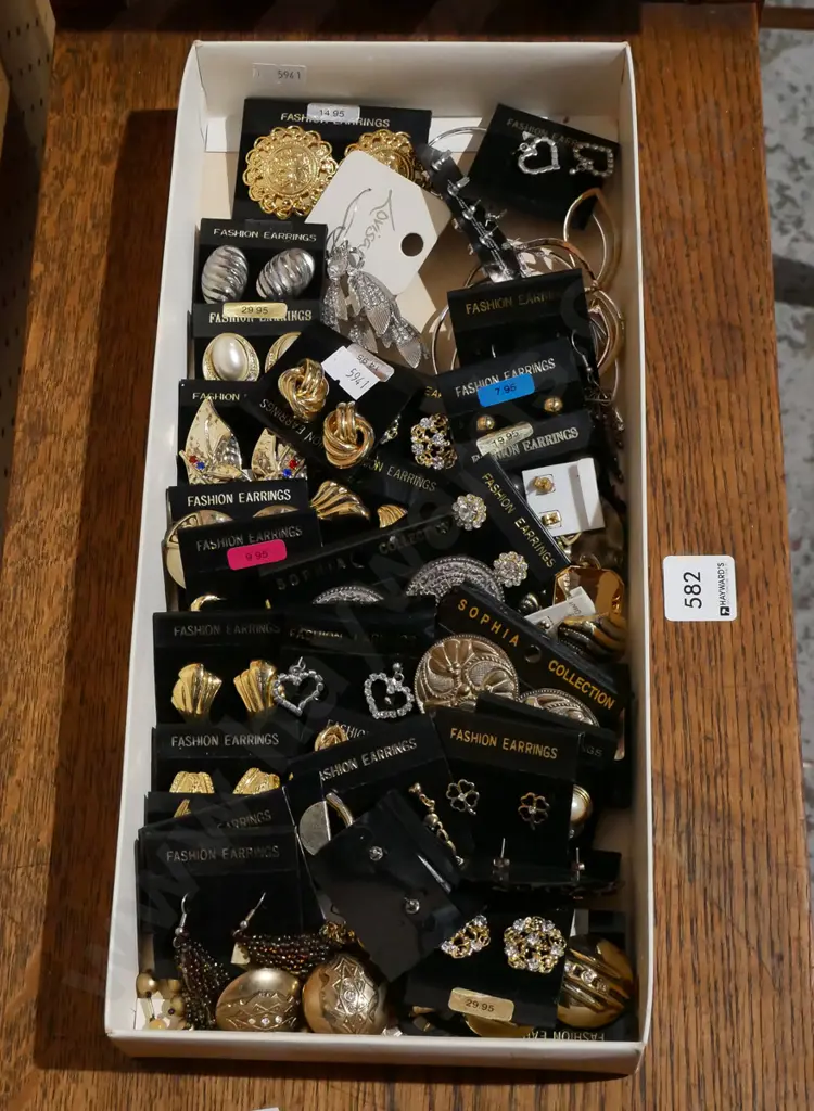 tray of costume jewellery Image 1++