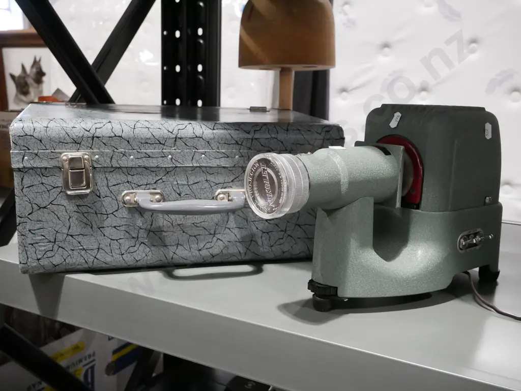 cased vintage Nikolet slide projector Image 1++