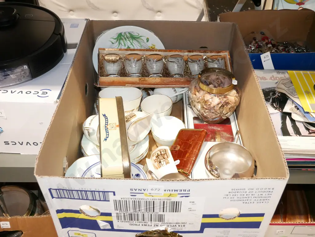 box; glass ware, cups, saucers, plates etc Image 1++