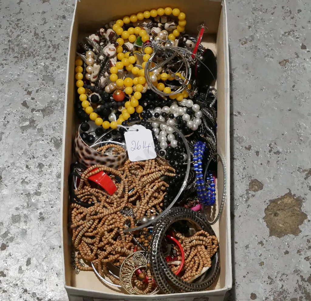 box of costume jewellery Image 1++
