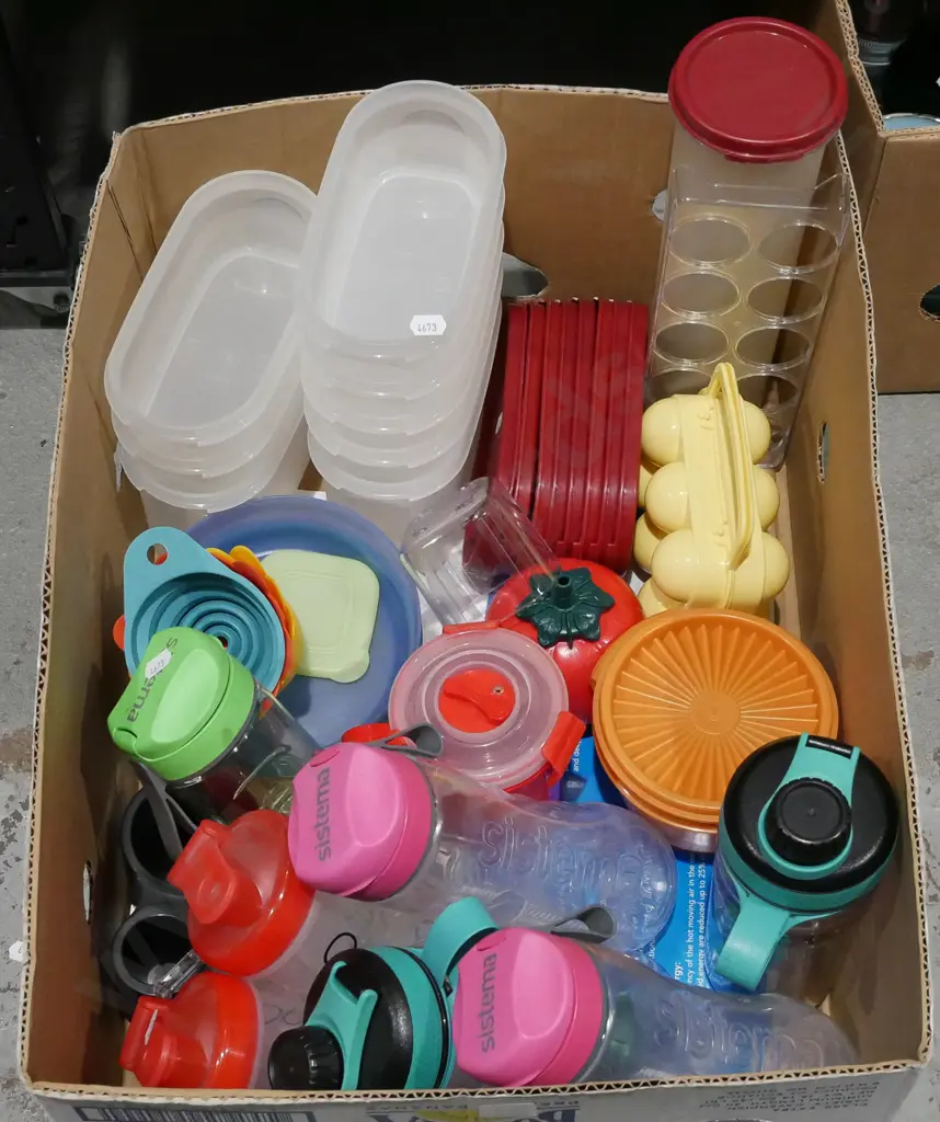box; Tupperware, drink bottles, bowls etc Image 1++