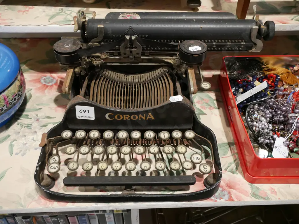 restorer's vintage Corona typewriter - lots of corrosion Image 1++