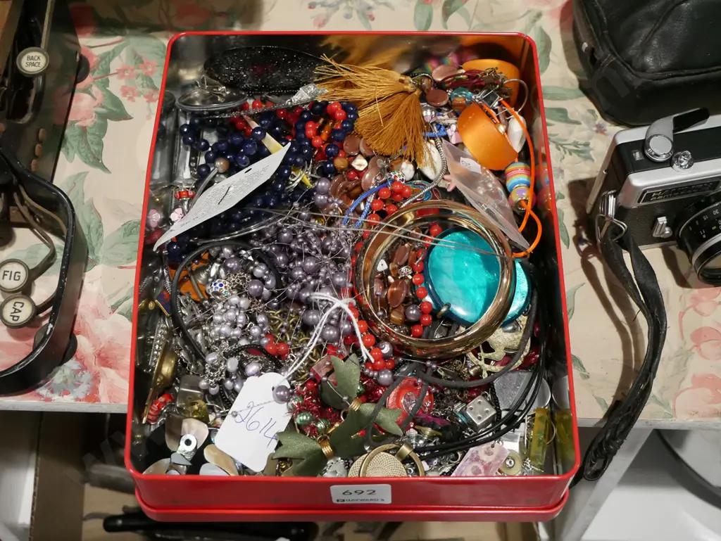 box of costume jewellery Image 1++
