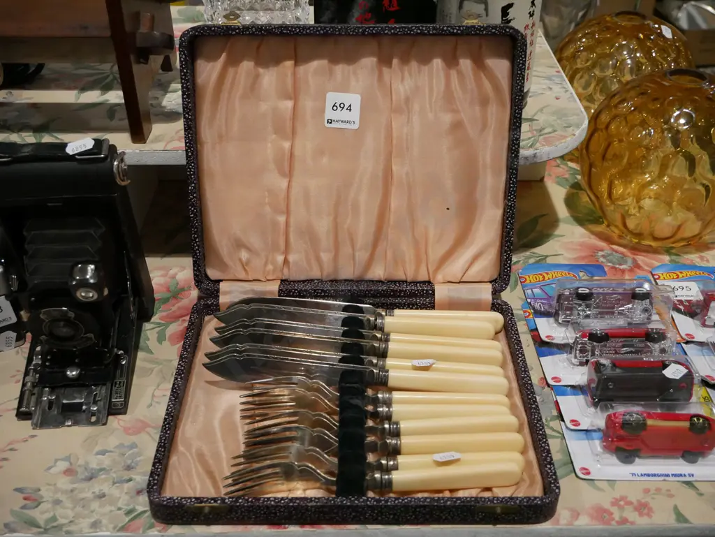 bone handled cased fish set Image 1++
