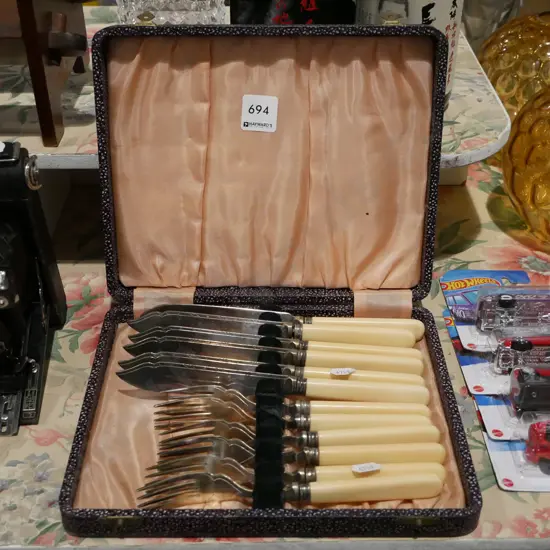 bone handled cased fish set