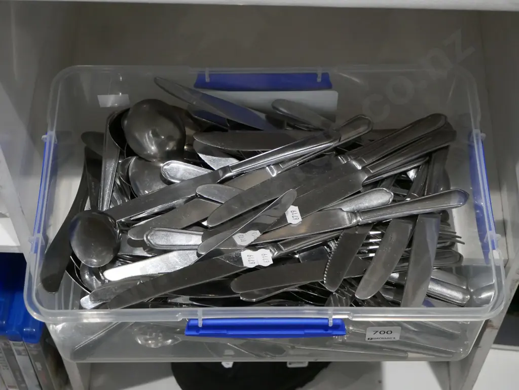 box of cutlery Image 1++