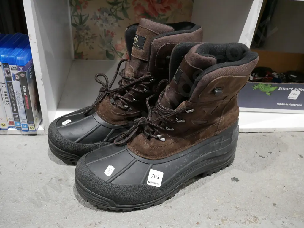 pair of Tamarack size 13 boots Image 1++