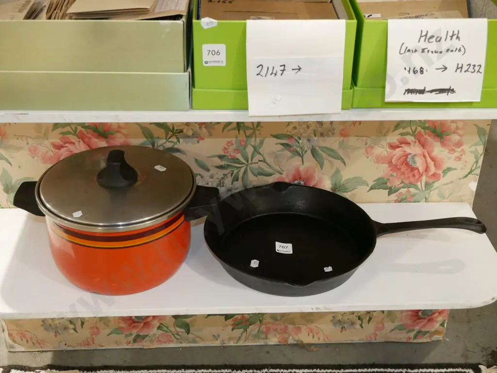 retro enamel pot cast iron fry pan Image 1++