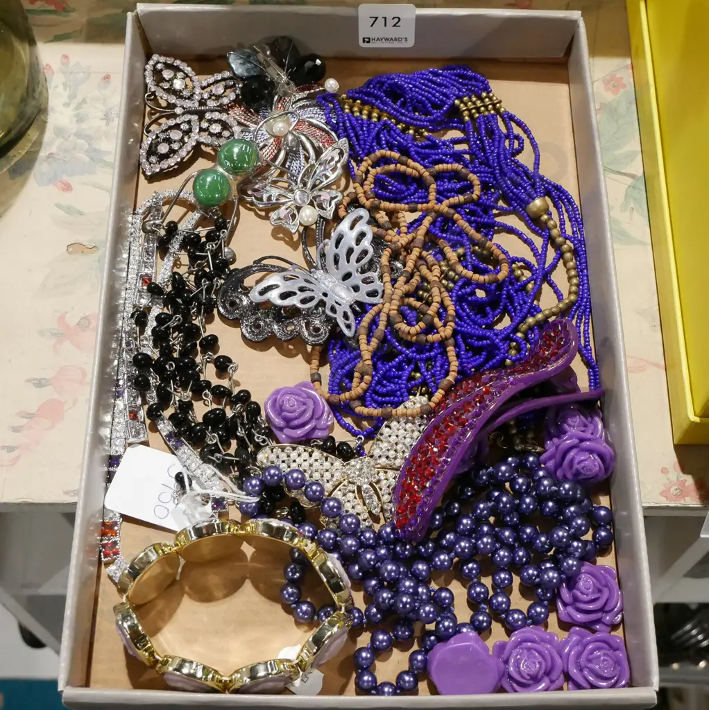 tray of costume jewellery Image 1++