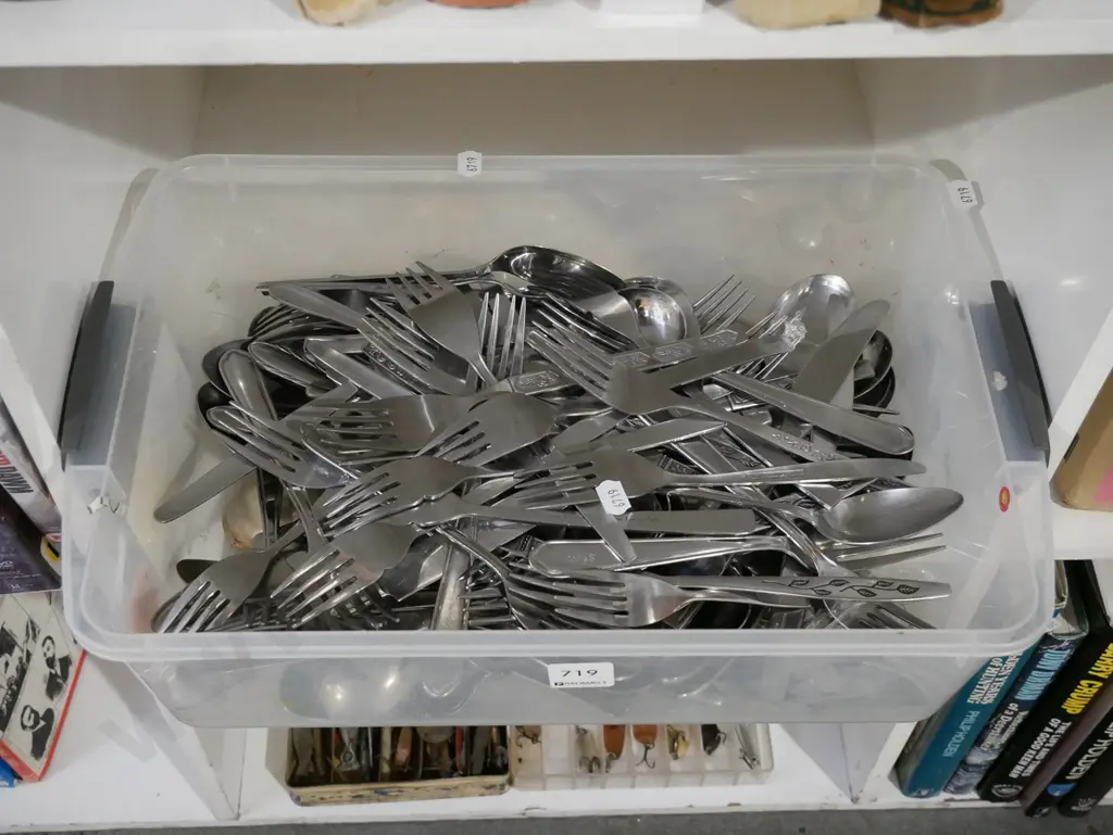 plastic tub of cutlery Image 1++